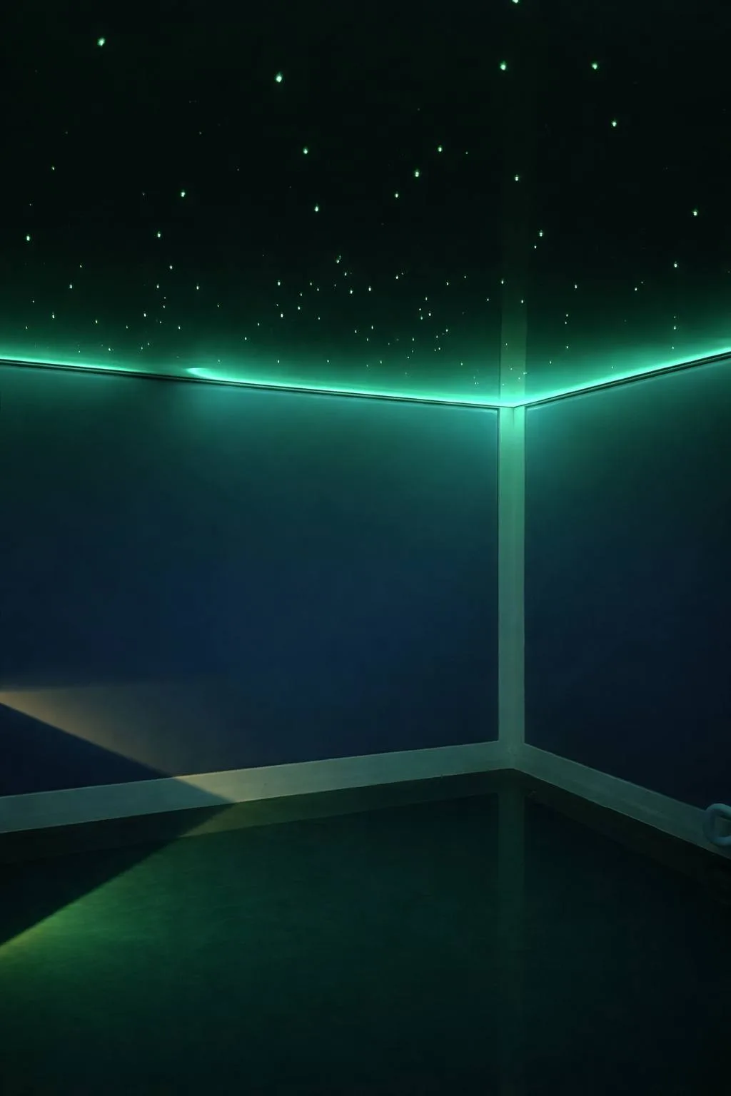 Тишина, от которой некуда бежать: зачем вам час в темноте? 🌌