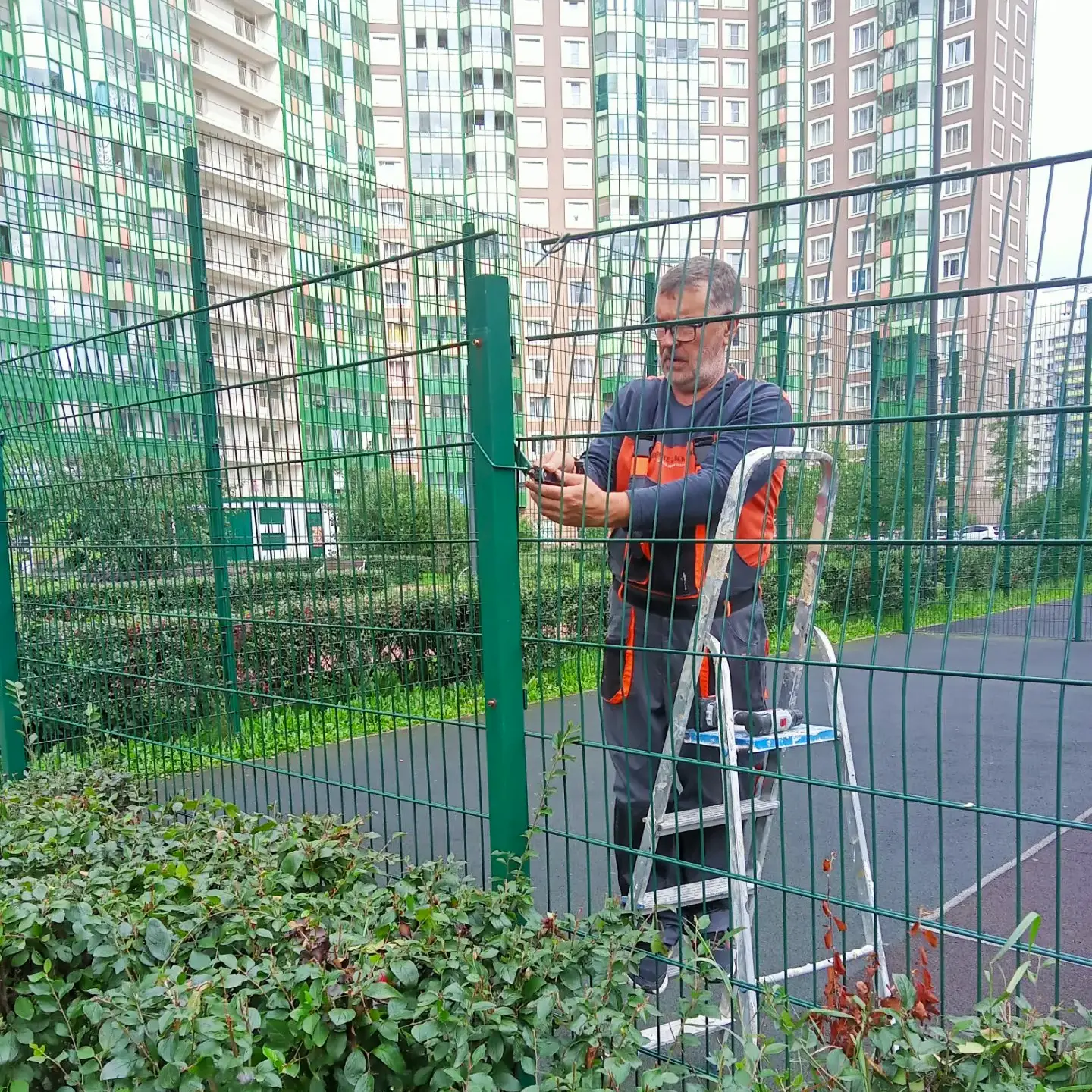 Спортивная площадка должна быть в форме — восстанавливаем ограждение на Воронцовском, д...