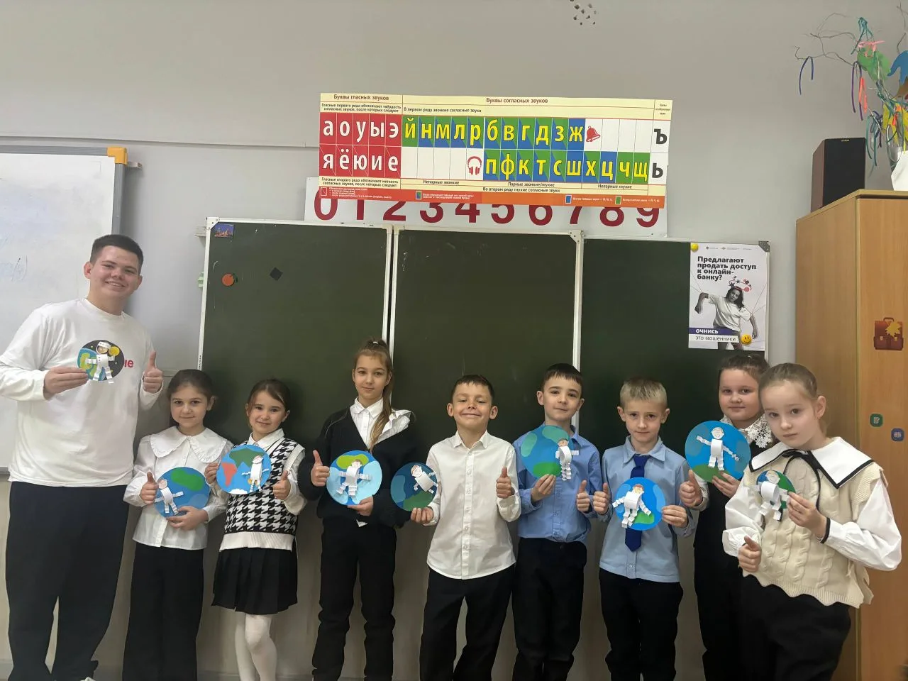 ПУТЬ К ЗВЕЗДАМ НАЧИНАЕТСЯ ЗДЕСЬ!  ✏️В преддверии Дня космонавтики активисты «Движения Первых», совме