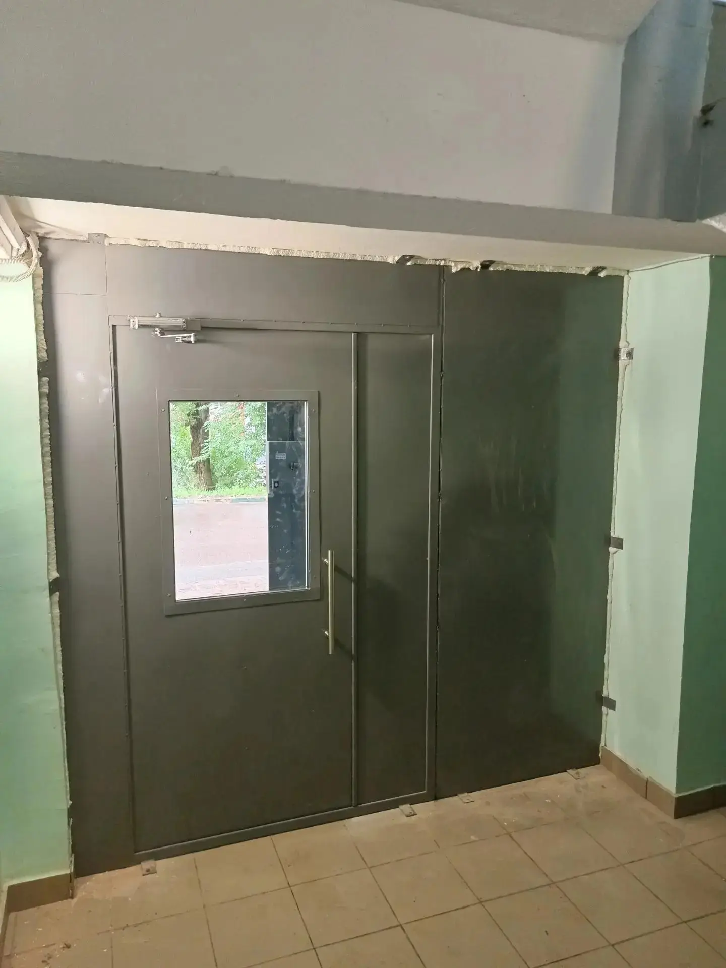 В доме по адресу ул. 40лет Победы 10 п.2,4 установили новые входные двери в подъездах. 👍
