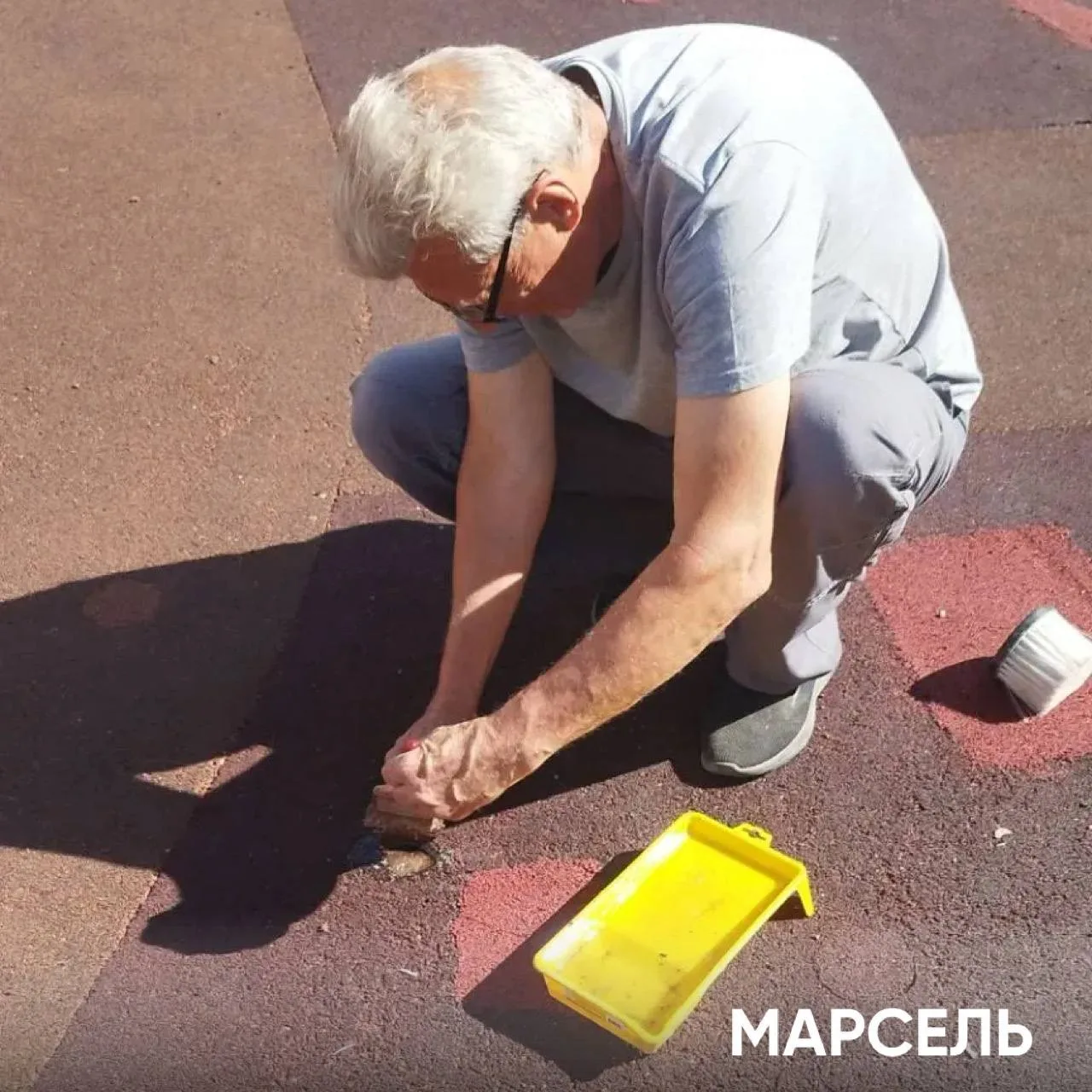 Провели локальный ремонт резинового покрытия на детской игровой площадке.