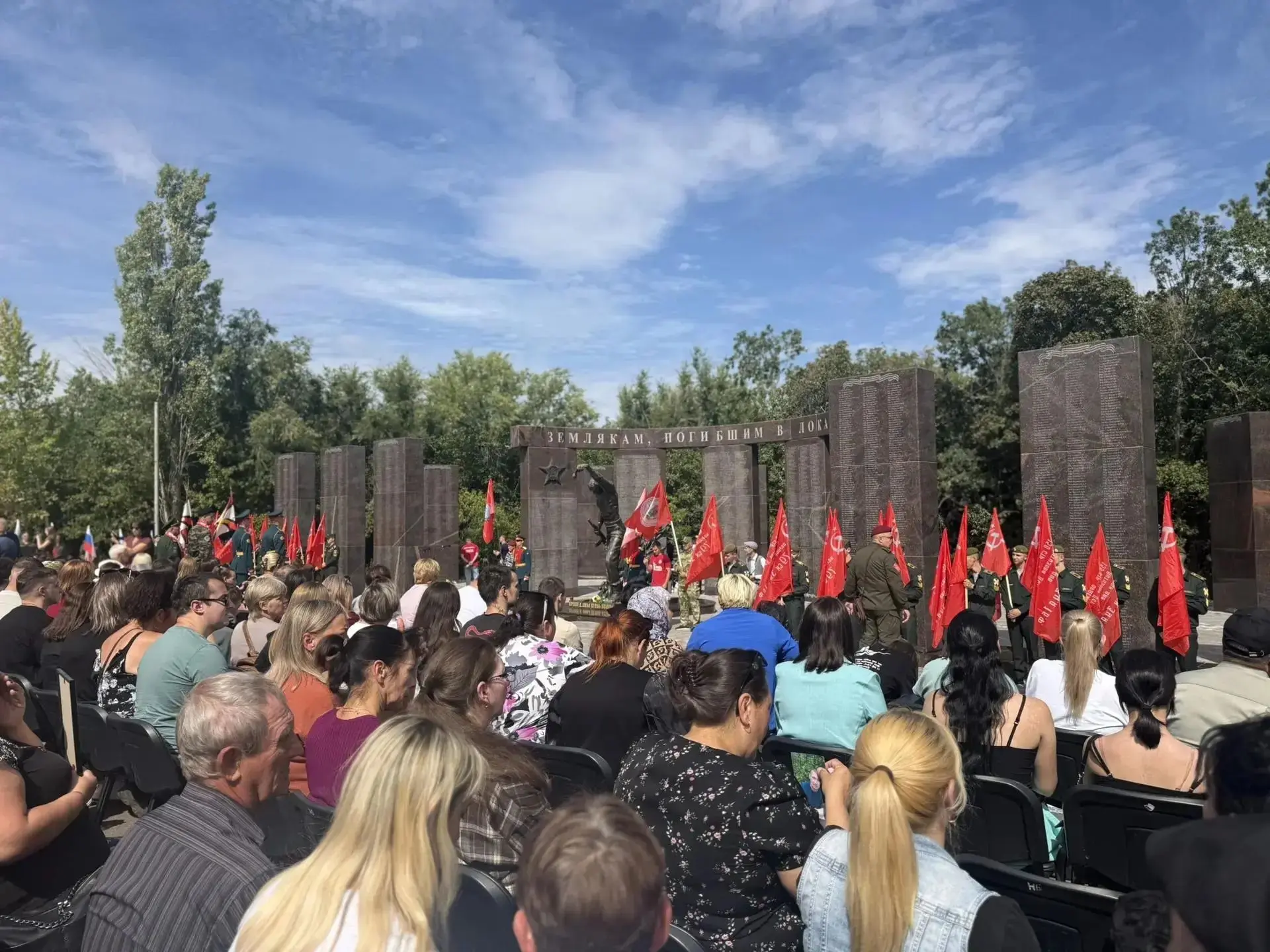 🕯️ В эти минуты в Парке Победы в Саратове проходит церемония занесения имен погибших в...