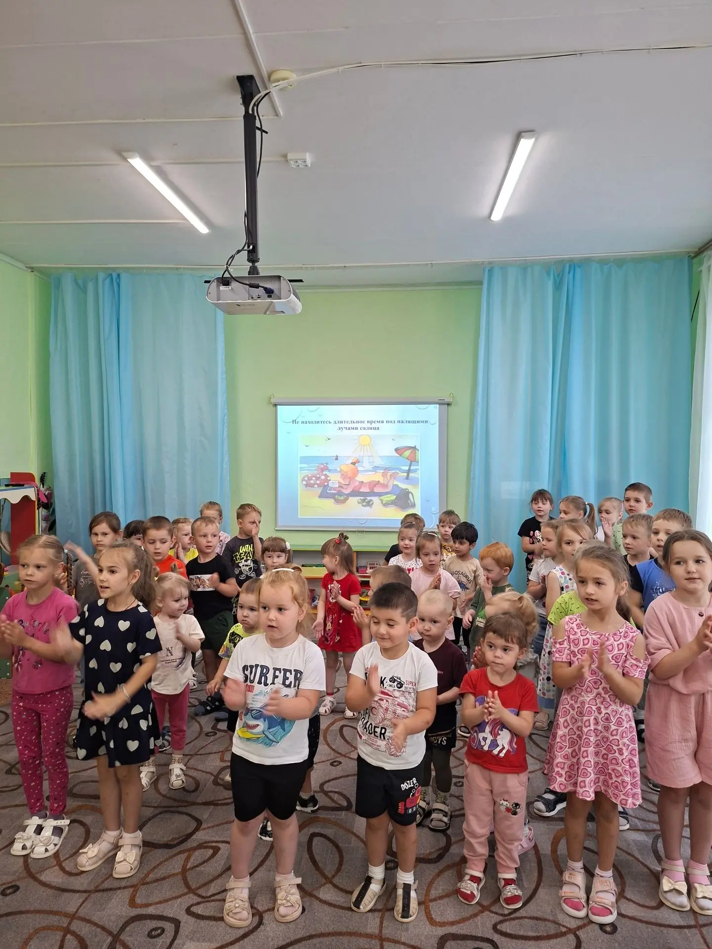 "Безопасное лето",под таким девизом в детском саду прошло развлечение для ребят. Клоун Клёпа,загадыв