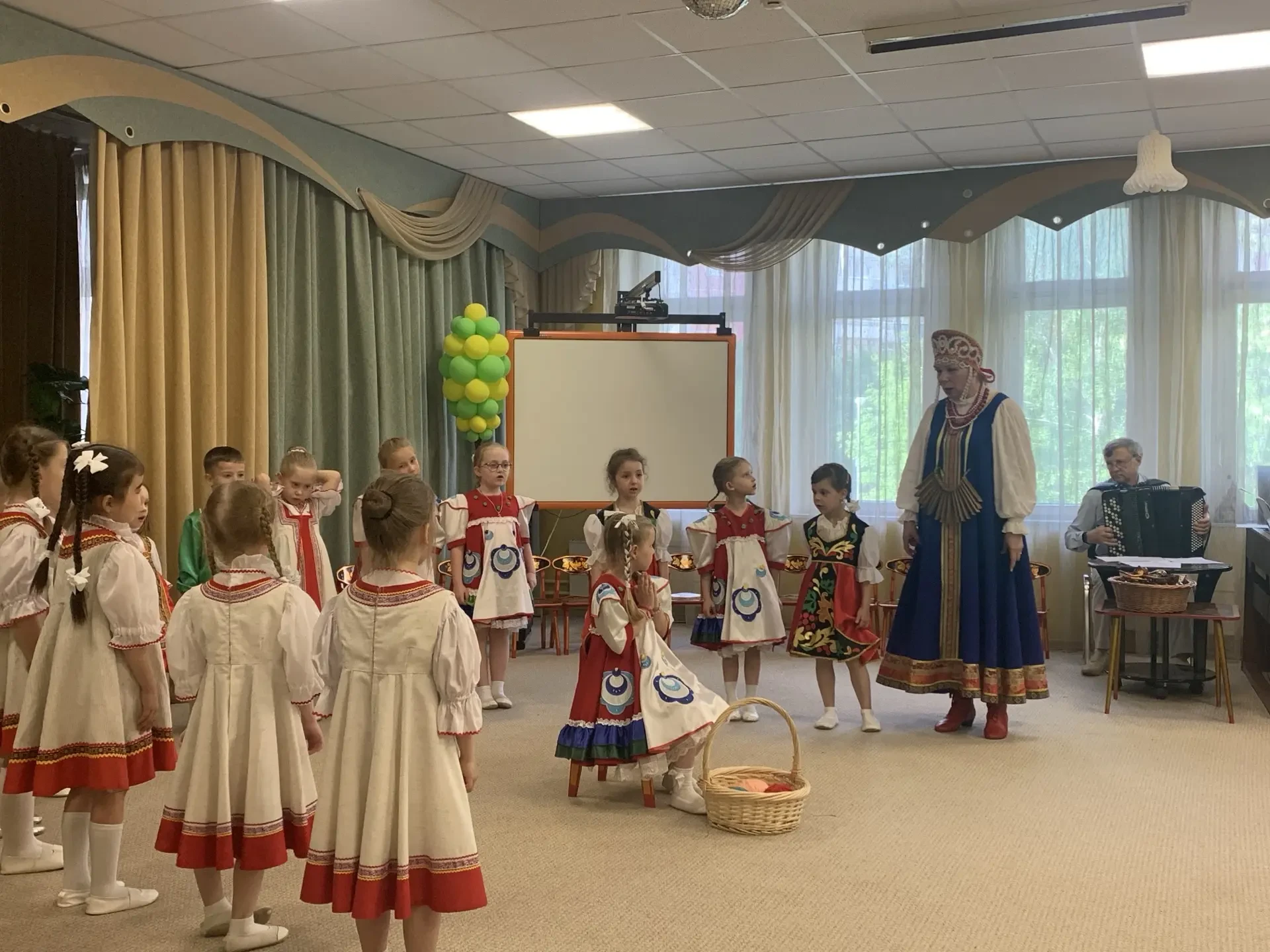 «Весёлые и грустные, – Что хочешь, то споём; Родные наши – русские; Мы с ними вновь живём» 🎶 Татьяна