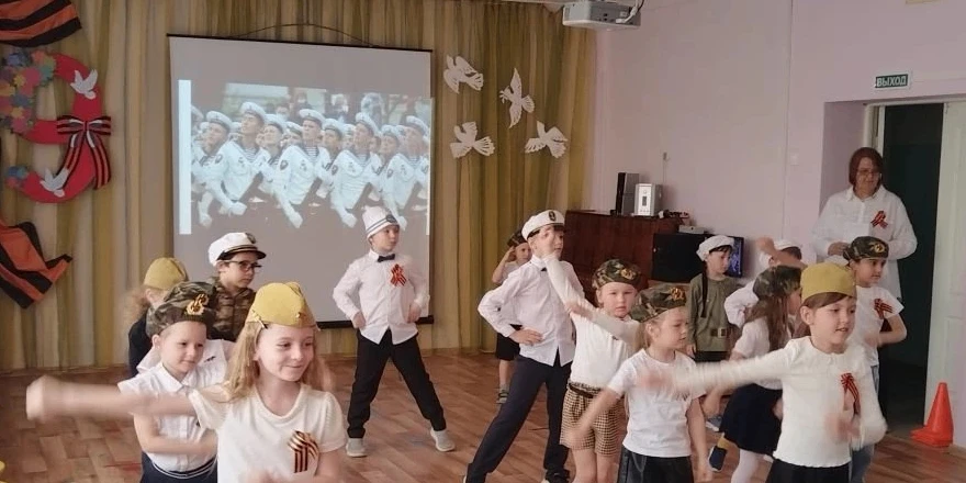 Никто не забыт, ничто не забыто…        В преддверии Дня Победы дошкольники пригласили гостей: члено