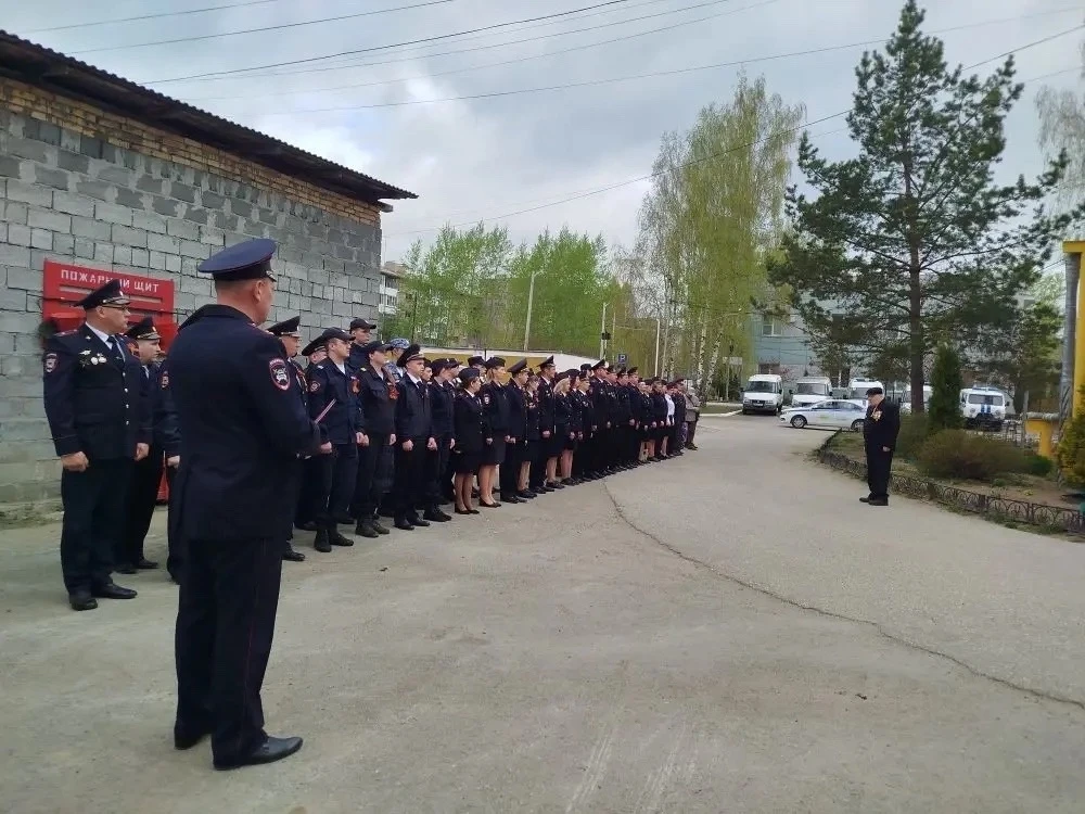 Сменили гимнастерки на милицейскую форму