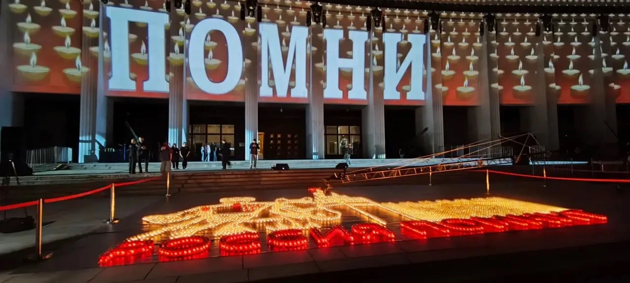 Всероссийская акция «Свеча памяти» у стен Музея Победы

Наши старшеклассники вместе с заместителем д