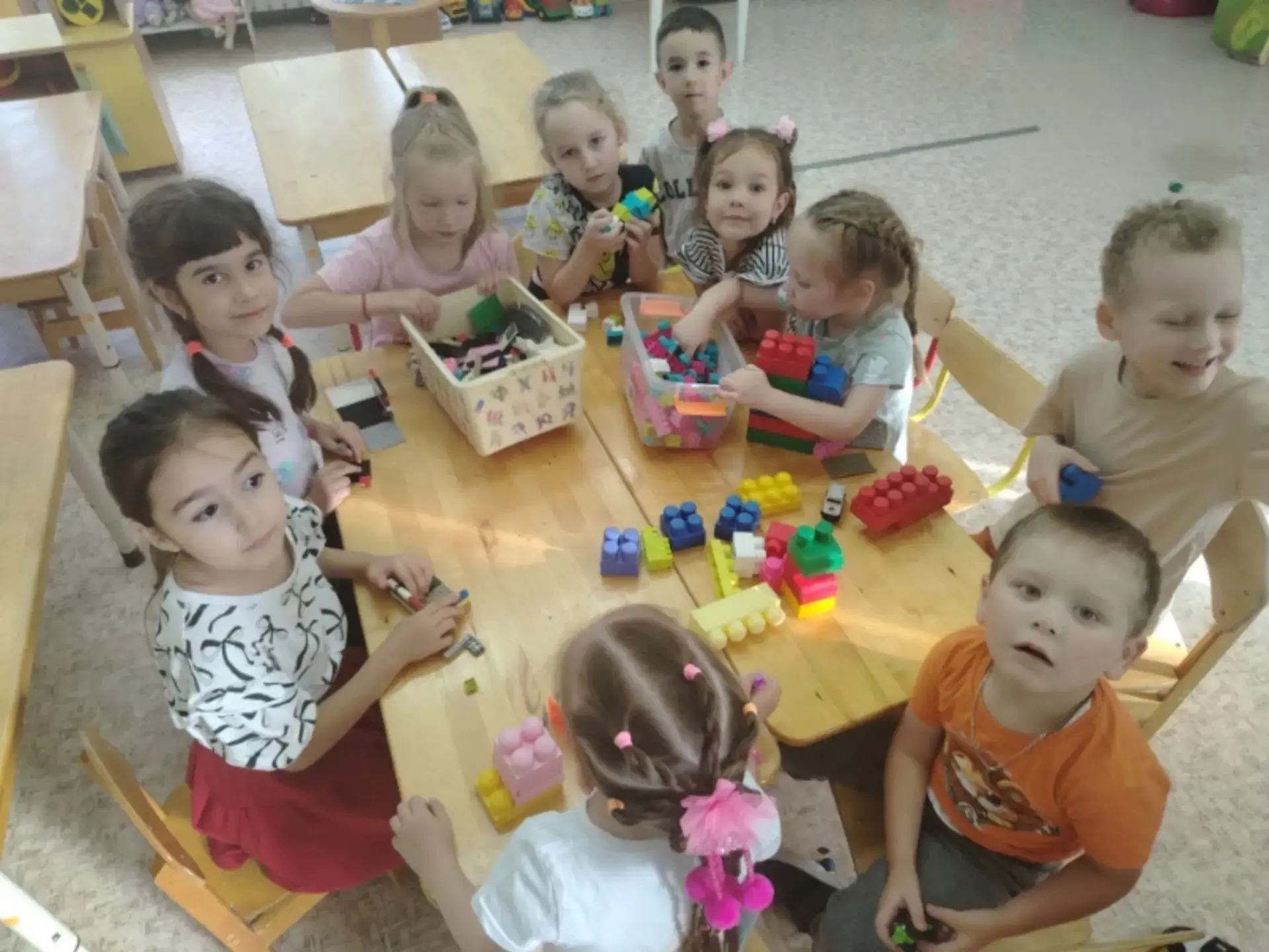 Сегодня в нашем детском саду прошёл увлекательный День Лего👍Весь день ребята провели в...