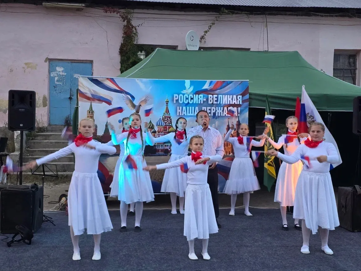 🇷🇺«Под гордым флагом мы едины»: праздник в п. Запасное🇷🇺