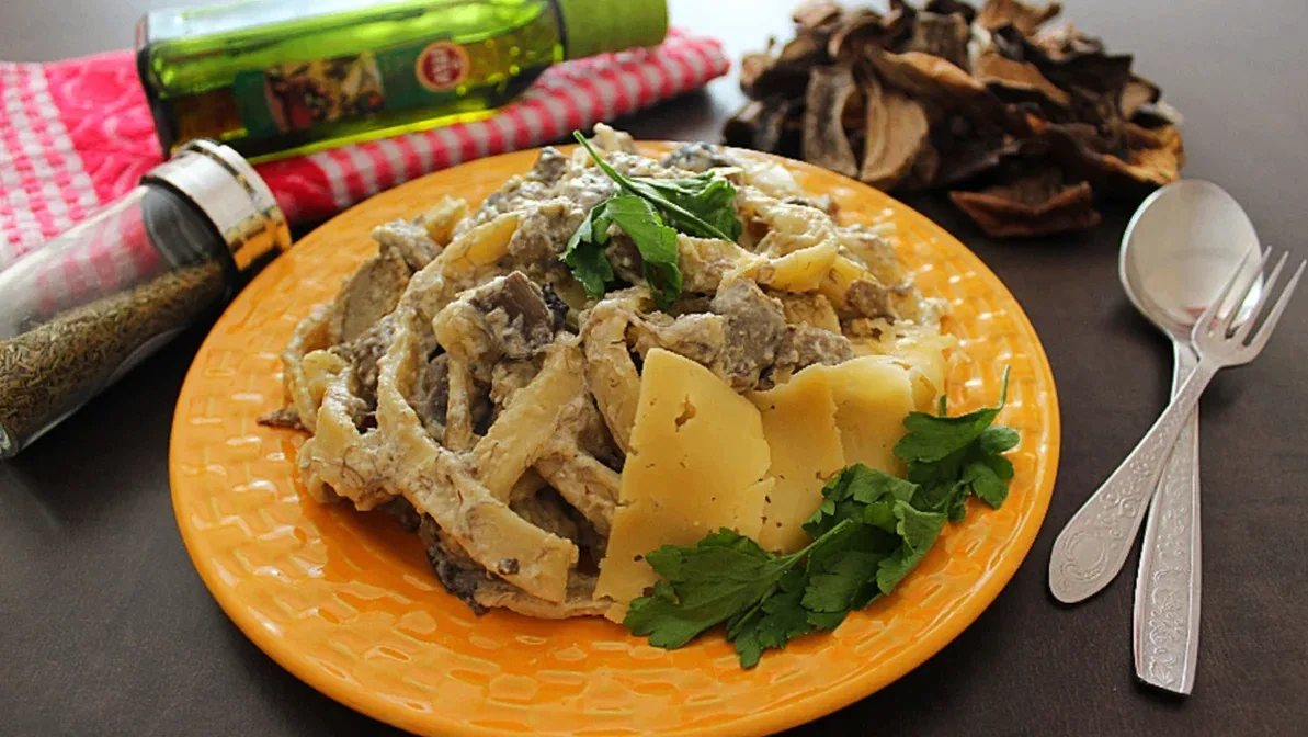 🍝 Паста с грибами в сливочном соусе — домашняя паста с лесными грибами, чесноком, розм...