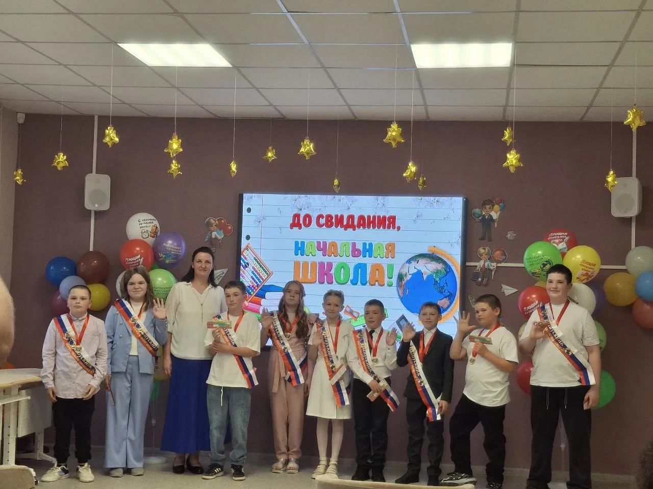 💥Наш 4 класс — выпускники! 🎓🎉 Вот так незаметно пролетели 4 года, и вот он — ваш первый большой В