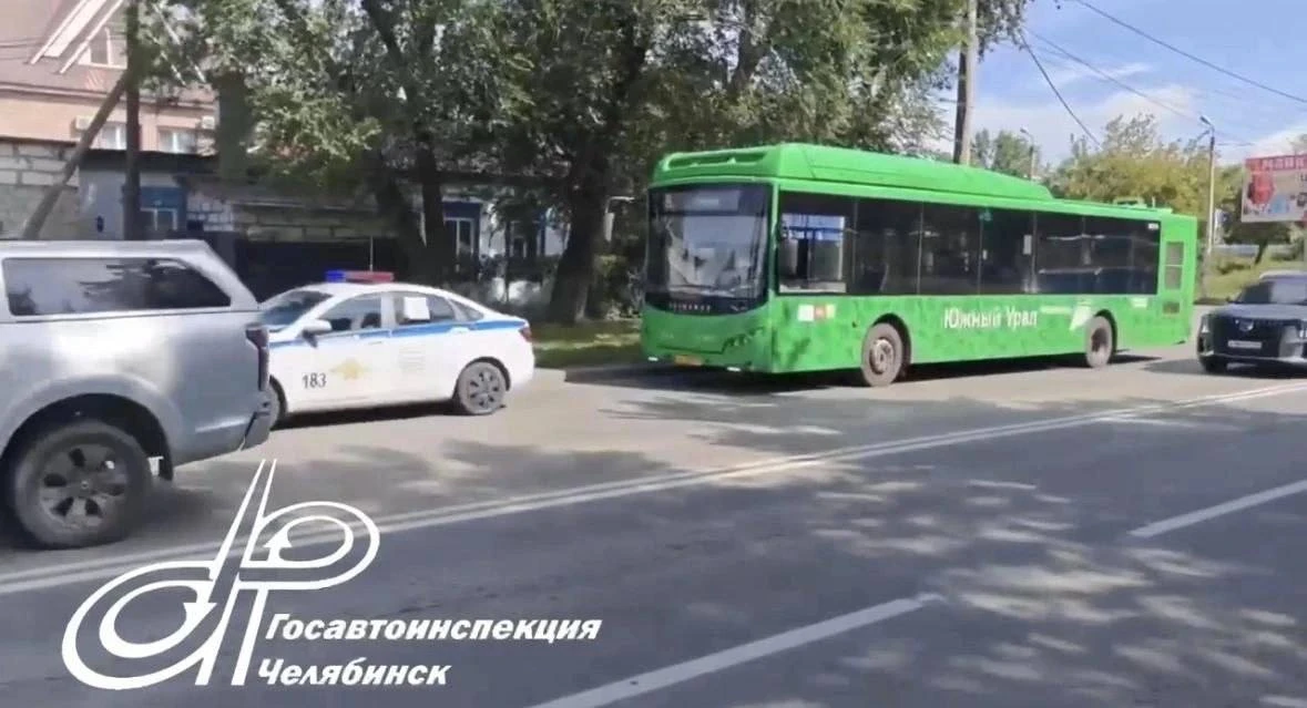 В Челябинске поймали водителя автобуса без прав. 

56-летний мужчина вез пассажиров на маршруте №8. 