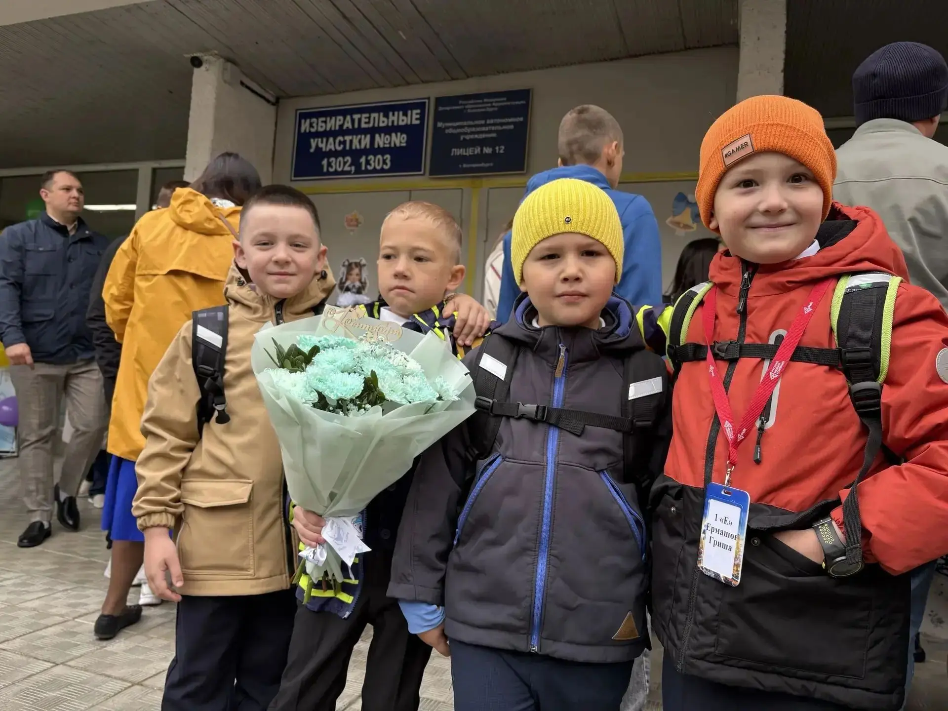 Выпускники детского сада уже первоклашки и передают поздравления всем  с началом учебно...
