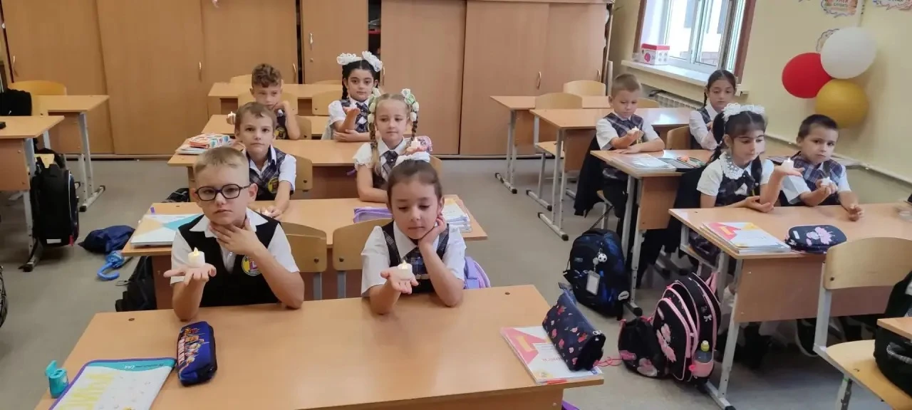 🕯️ В нашей школе прошли классные часы, посвящённые Дню памяти трагедии в Беслане.