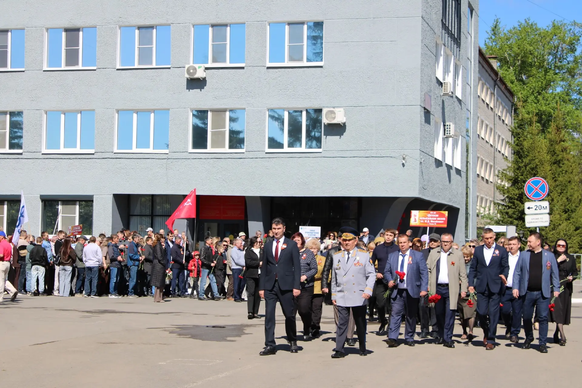 Работники Канашского медицинского центра приняли участие в торжественном возложении цветов к Мемориа