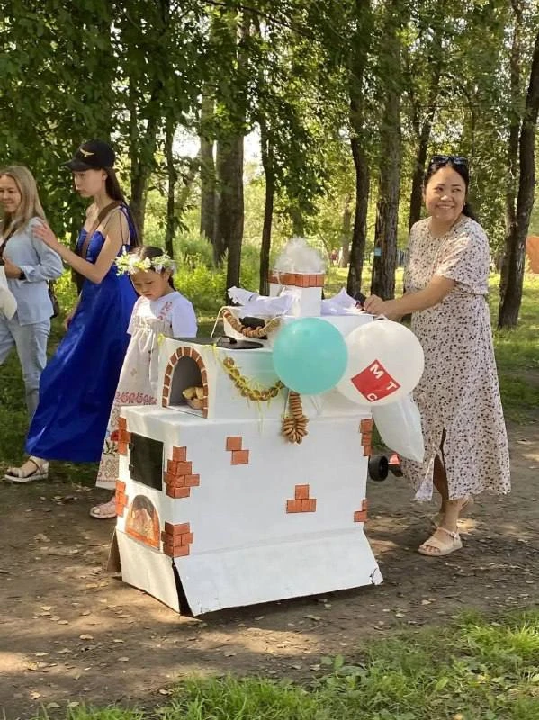 В Абакане прошло шествие колясок в стиле «Сказки народов России»