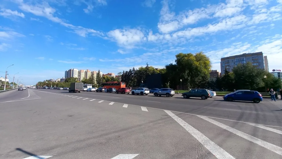 Более 120 авто в очереди и пустые колонки: что происходит на заправках Воронежа в воскр...