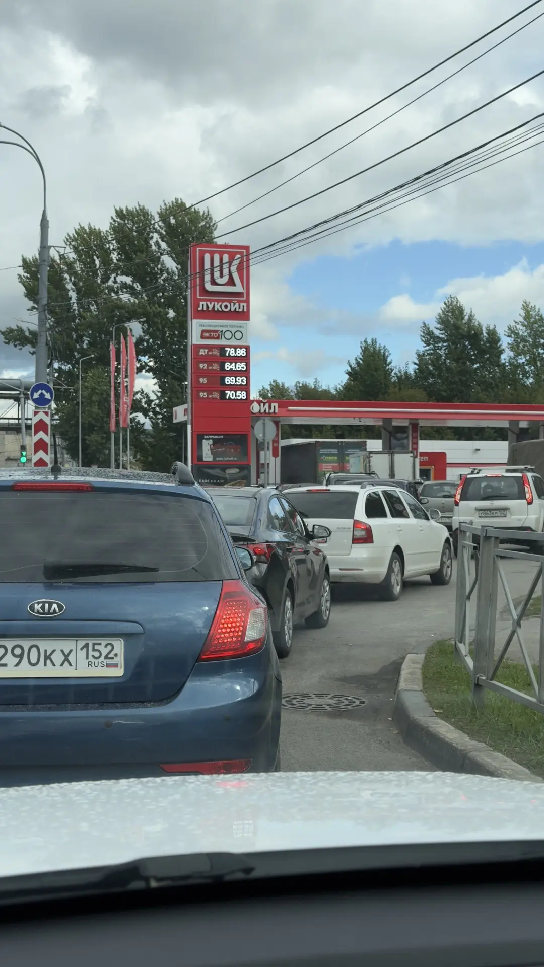 Лукойл монастырка, очередь небольшая