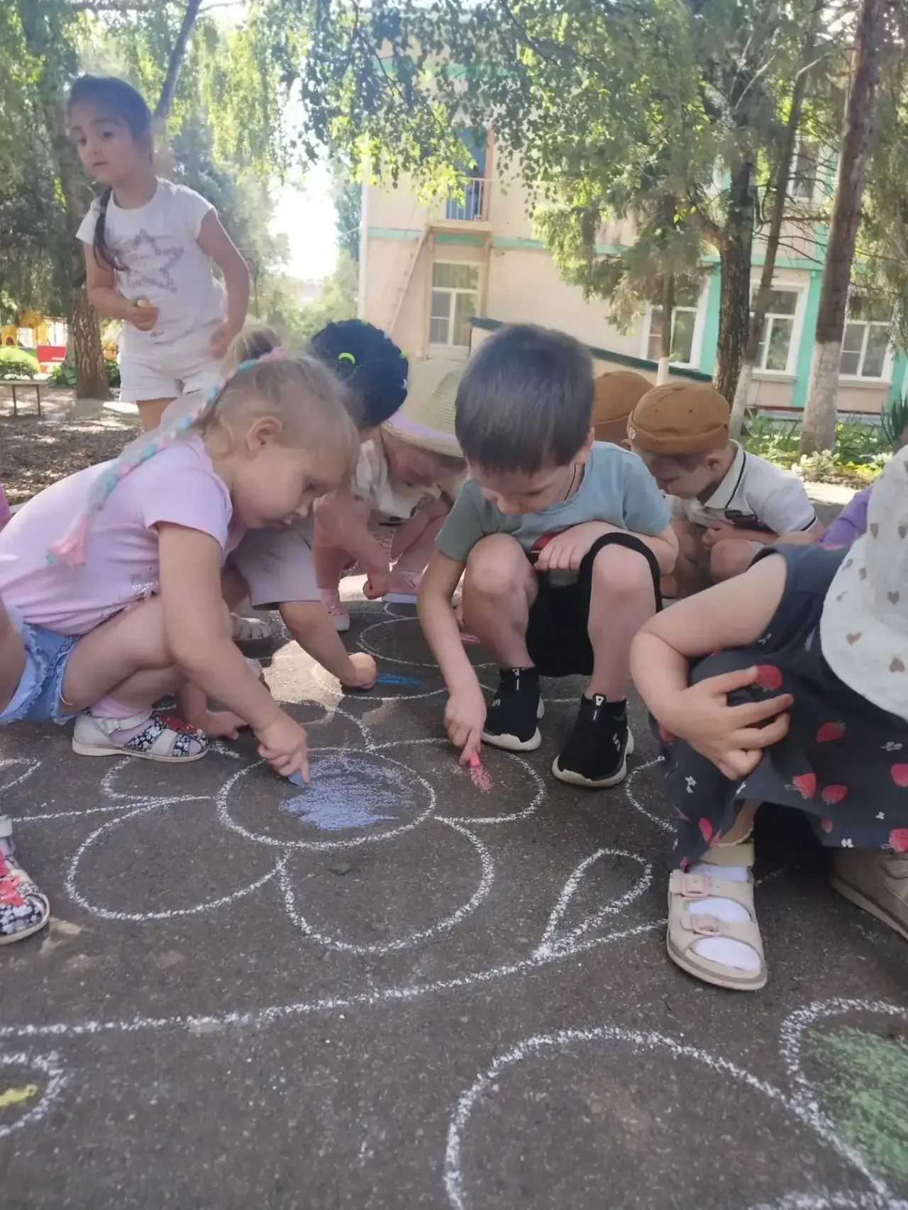 🎨 Наш асфальтовый вернисаж продолжается! На старт вышли средние группы № 7 и № 8! 🎨
Праздник творч