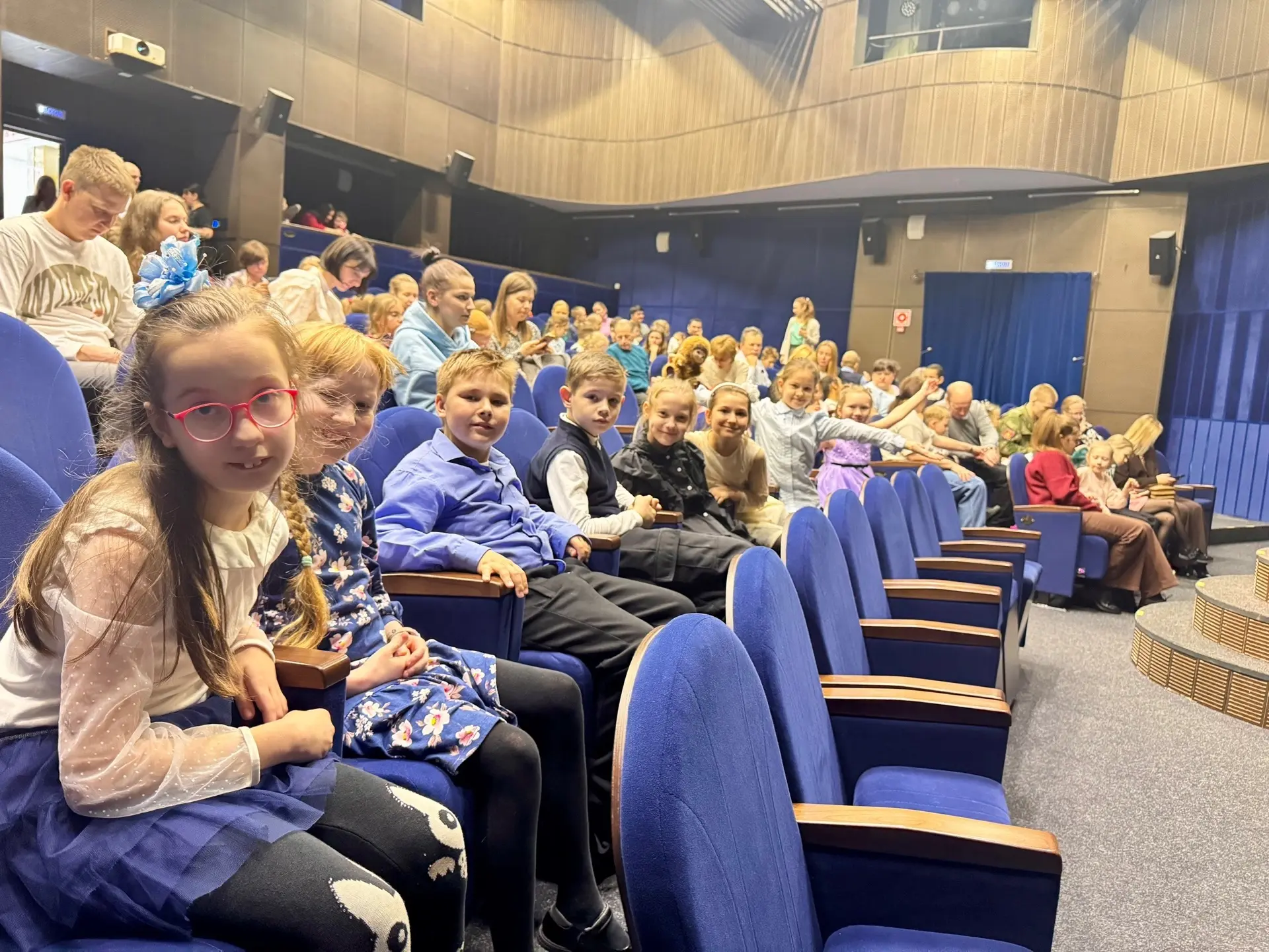 🎭 В преддверии Дня театра ученики 2 «И» класса отправились в удивительное путешествие — они посетили