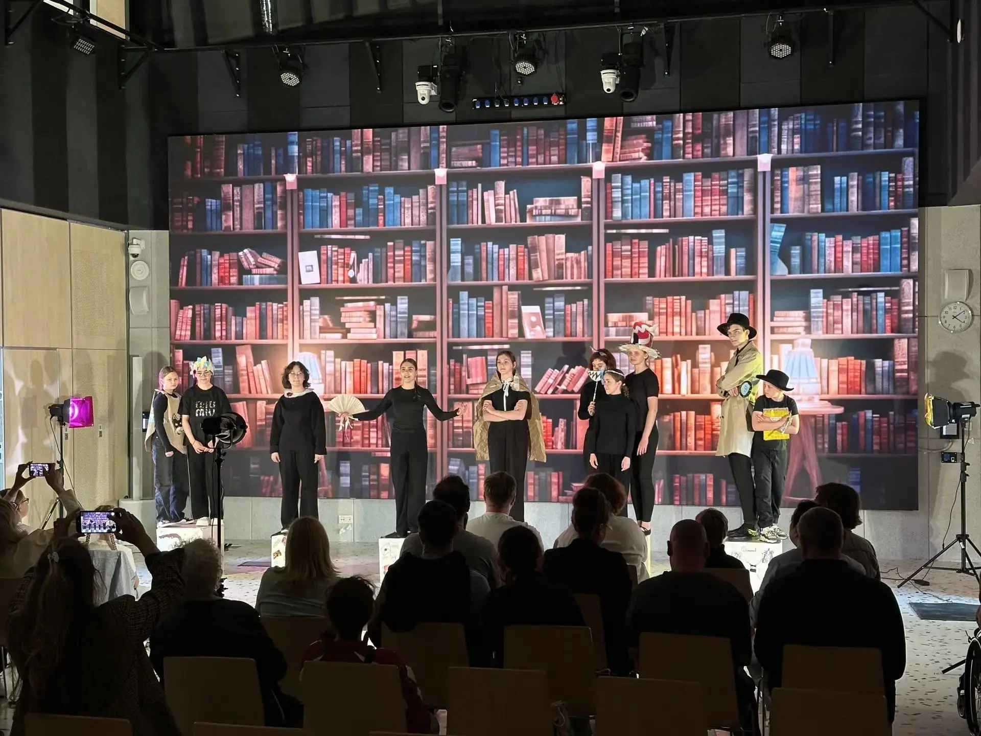 📚 Тонкие натуры

В Школе креативных индустрий завершилась первая смена летнего театрального интенси