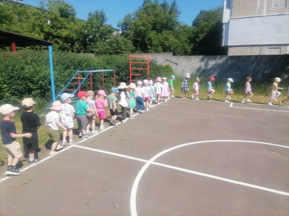 Занимательные дела во второй младшей группе.
Физкультура помогает,
Нас от хвори защищает.
Любим спор
