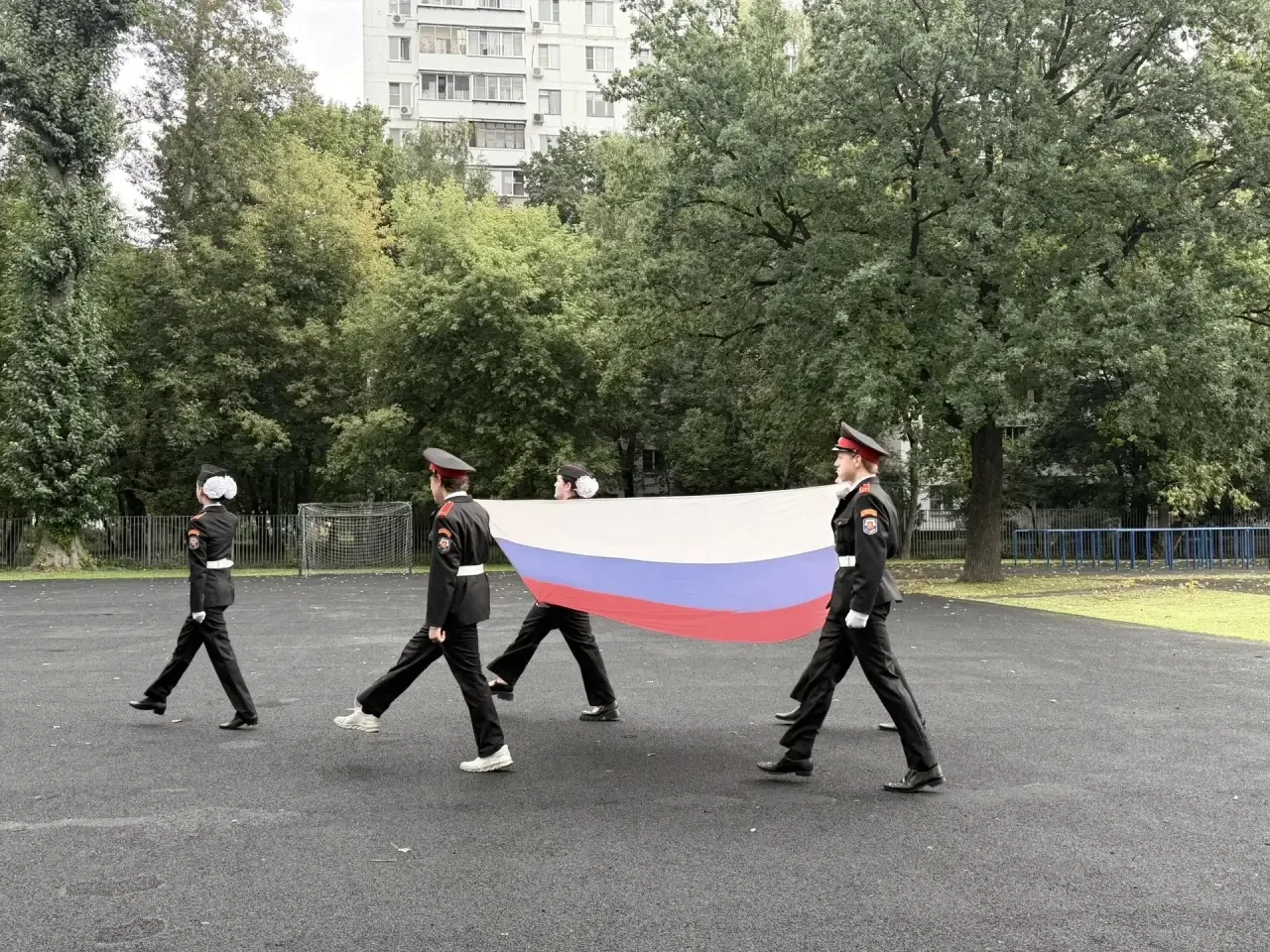 Завтра наш школьный двор снова наполнится музыкой, цветами и счастливыми лицами!