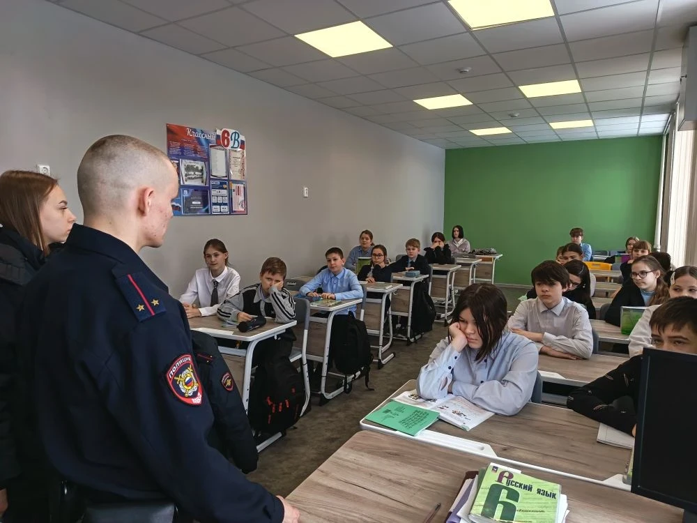 На защите детства: встреча лицеистов с инспектором полиции 🚔  Представьте: жизнь — это огромный чист