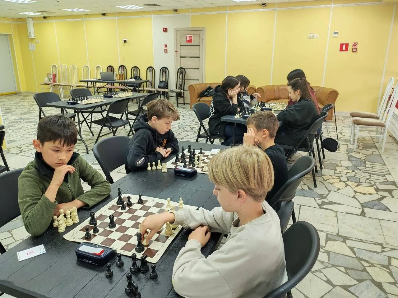Юные шахматисты разыграли медали 6-го этапа Кубка Зеленограда ♟️

С 30 по 31 мая во Дворце творчеств