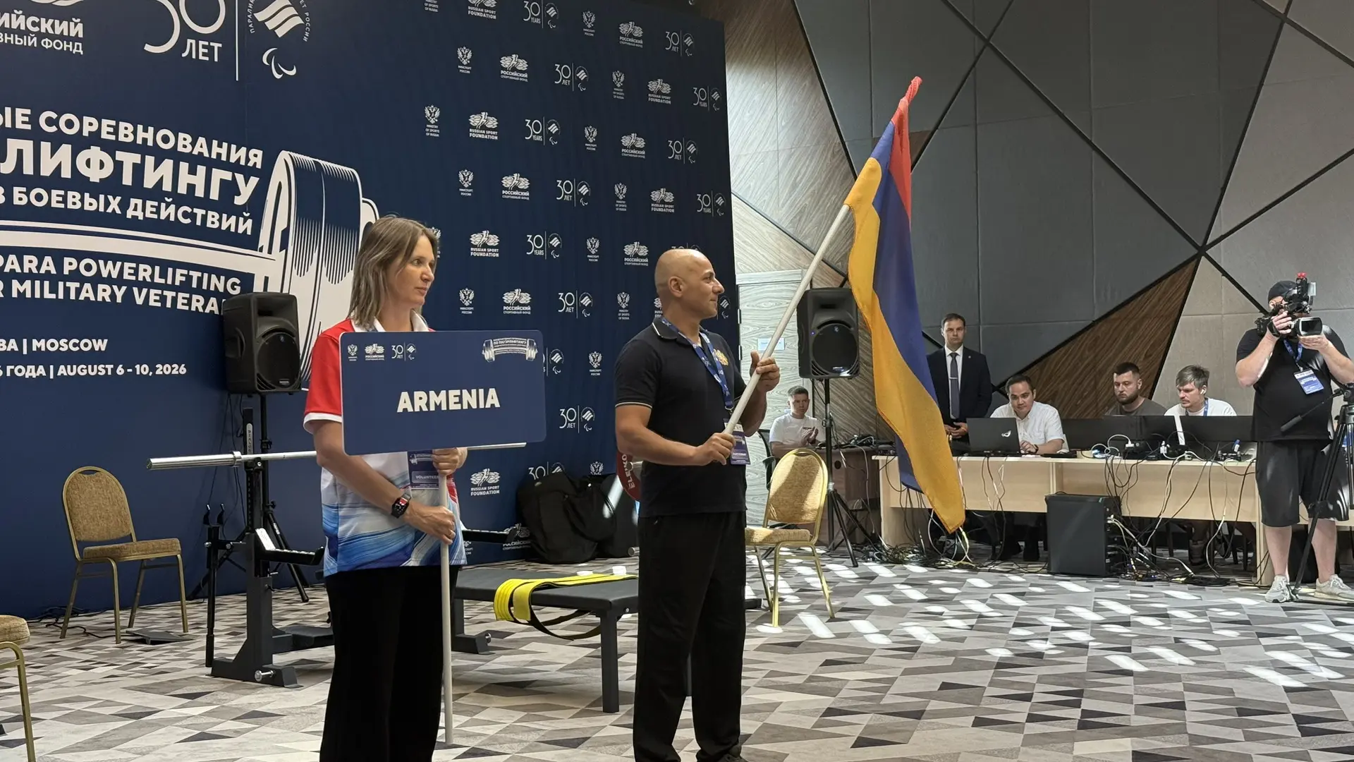 На арене — парад стран-участниц. Спортсмены из Армении, Вьетнама, Ганы, Гвинеи-Бисау, И...