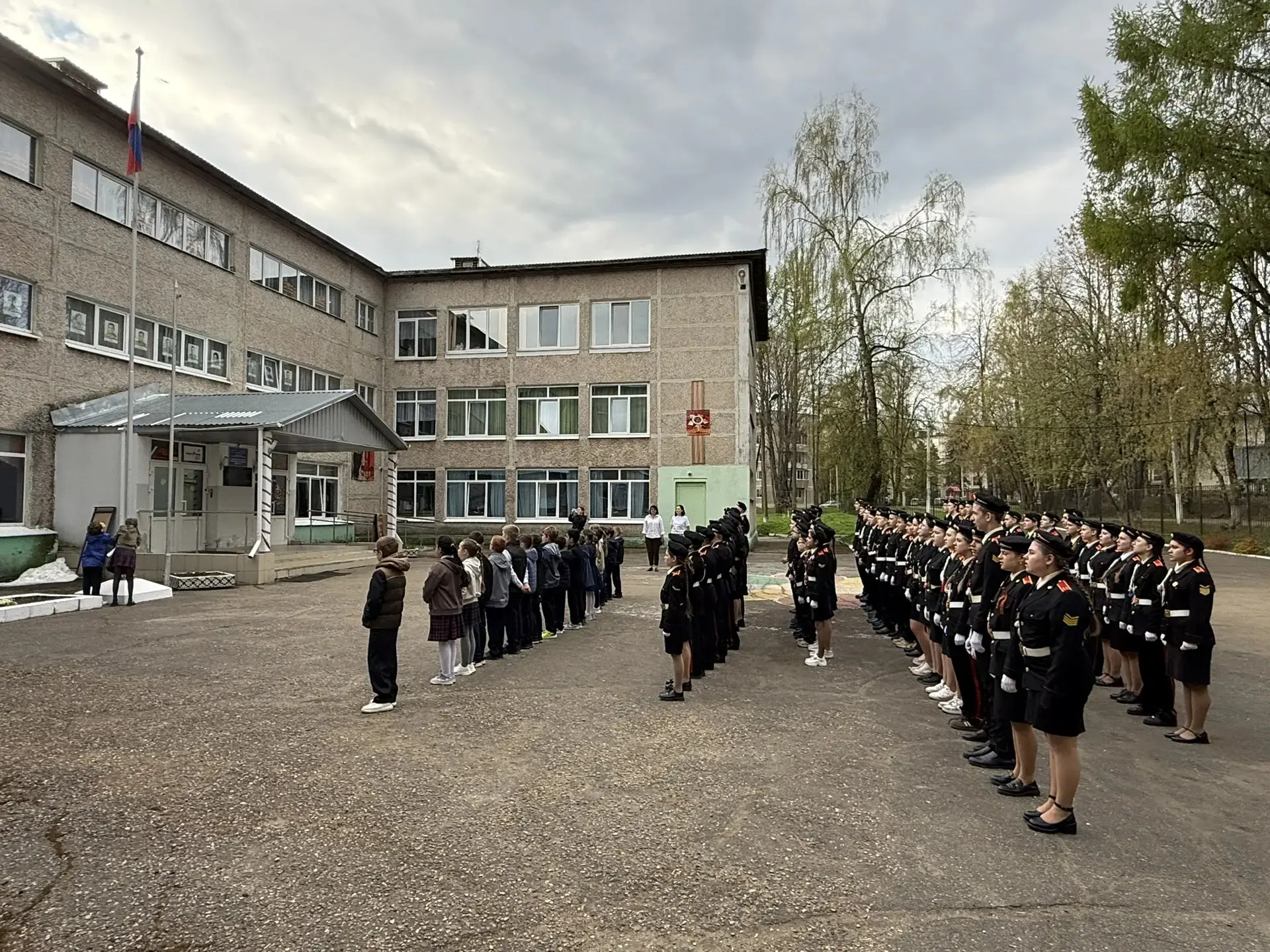 🔔 Утро , 4 мая 2026 года , в нашей школе традиционно началось с торжественной линейки, церемонии под