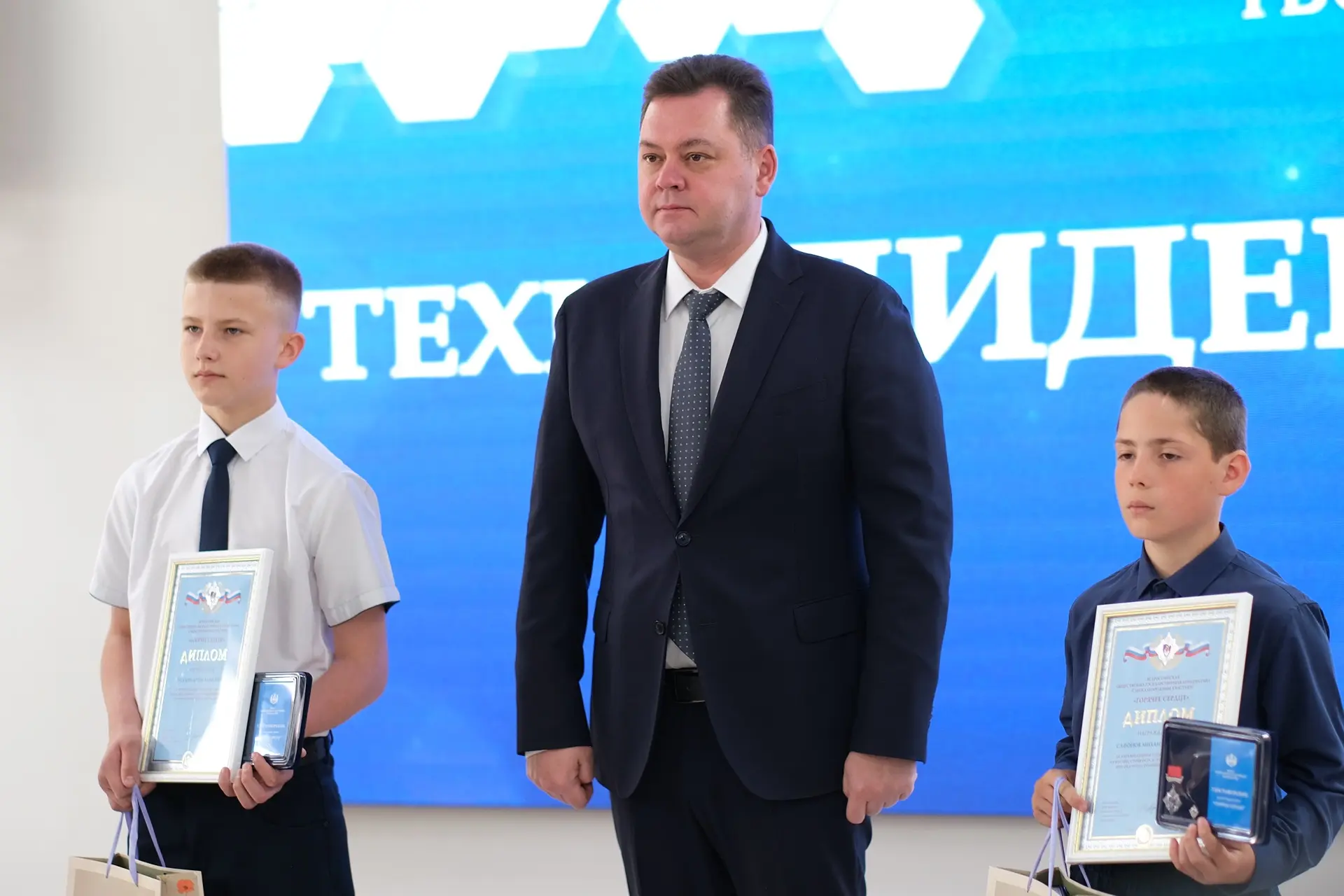 В День защиты детей наградил ребят с «Горячим сердцем» - именно под таким названием уже больше 10 ле