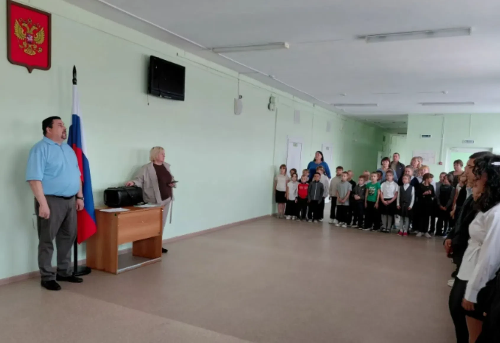 🇷🇺 Новая учебная неделя в Ольховской школе стартовала с торжественной линейки!