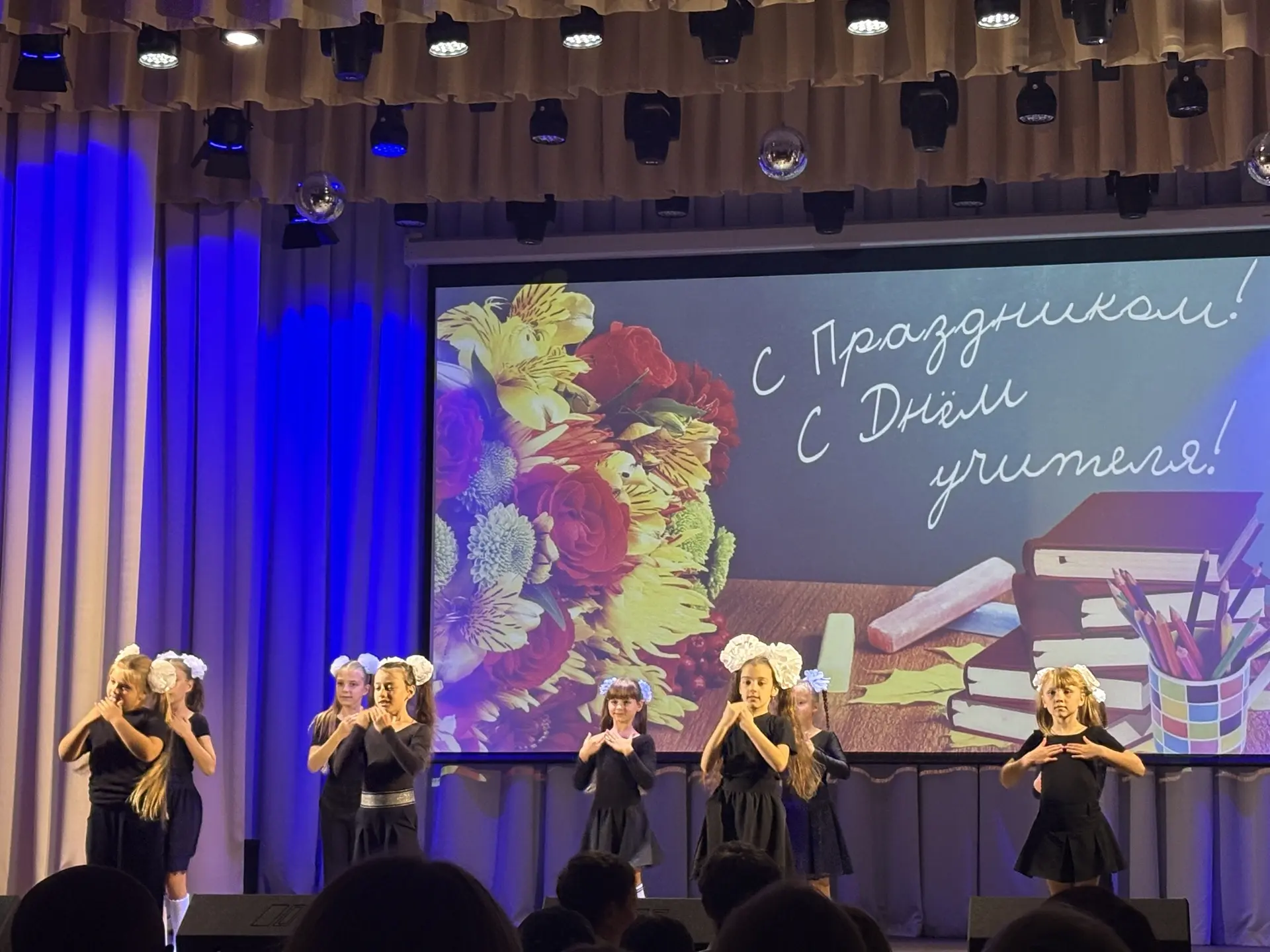 2 октября в большом зале КОЦ прошёл тёплый и душевный концерт, посвящённый Дню учителя....