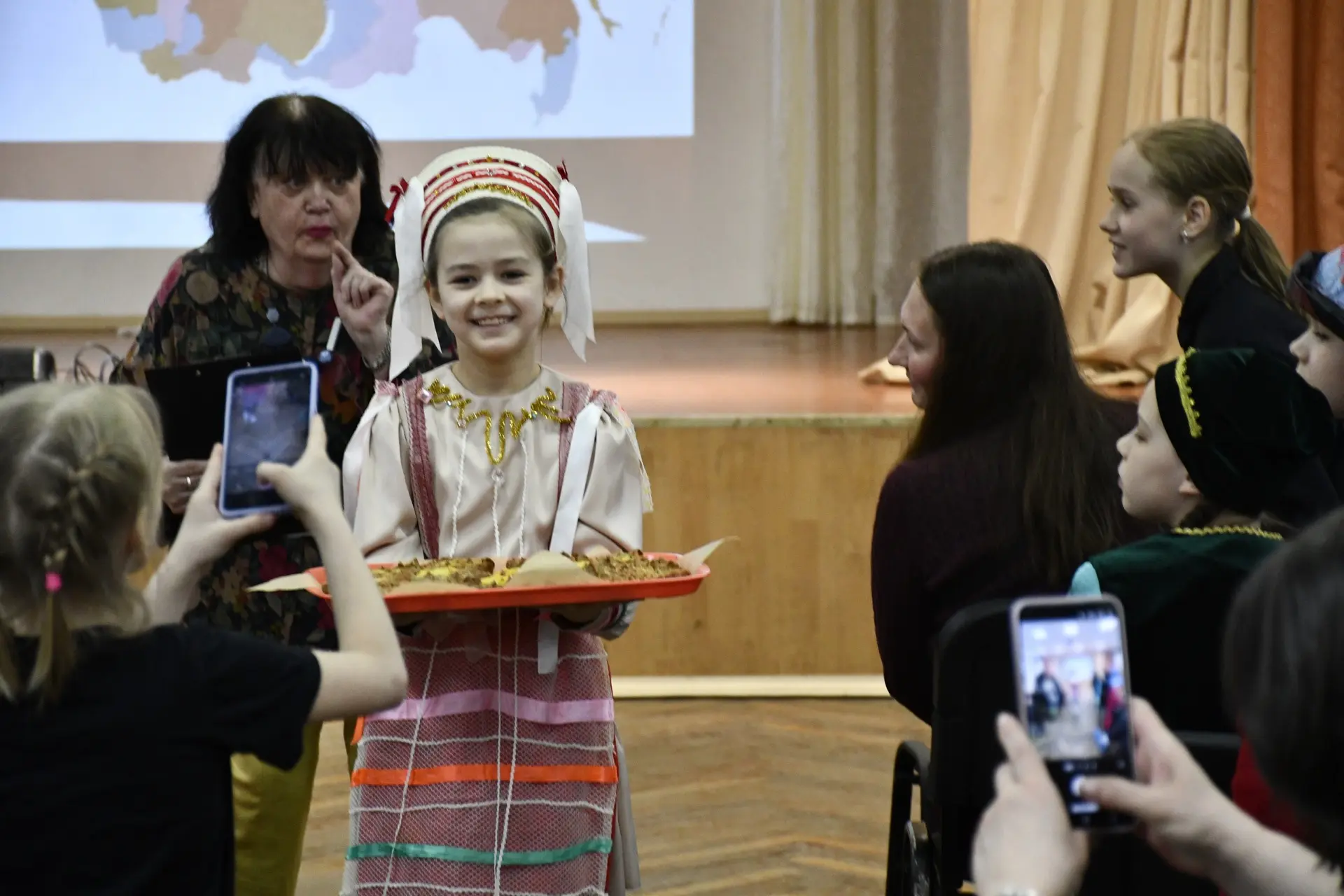 Праздник, объединяющий сердца: как прошел Фестиваль народов России в нашей школе! 🇷🇺✨  Прошедшая «Се