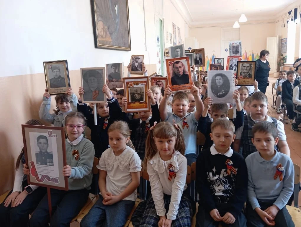 Торжественное мероприятие "Этот День Побыды", подготовленное учащимися 2 А класса. За Победу была за