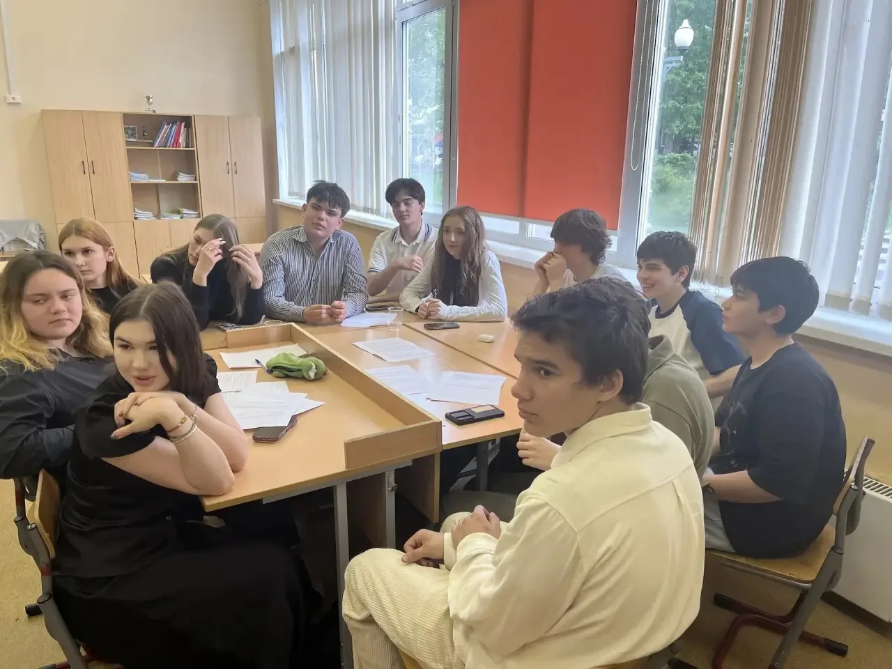 ⚖️ Дебаты   🤝🏻 На уроке обществознания в 9 «В» классе вместо привычных конспектов развернулась насто