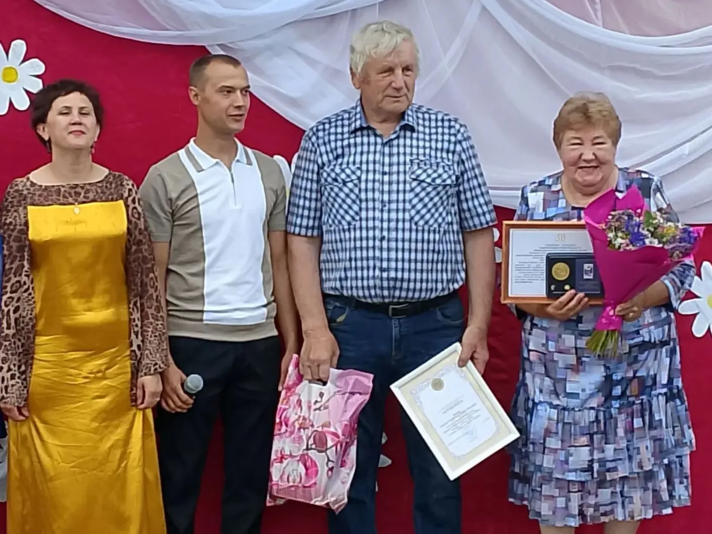 Супругов Власовых из Черемхово наградили медалью «За любовь и верность»

Сегодня в торжественной обс