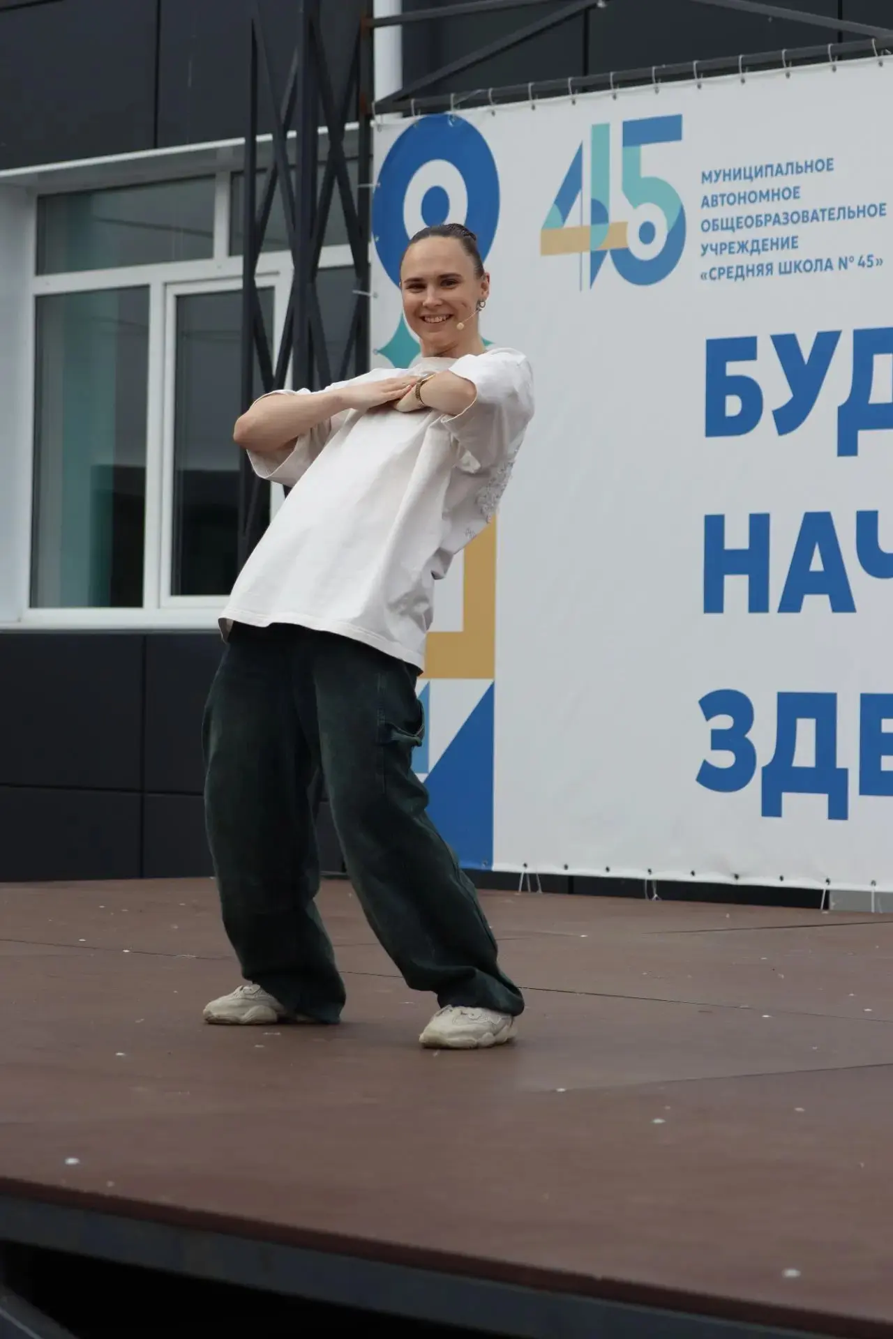 Звёздная зарядка: от разминки до хип-хопа за 5 минут! 

Кто сказал, что утро должно начинаться с коф