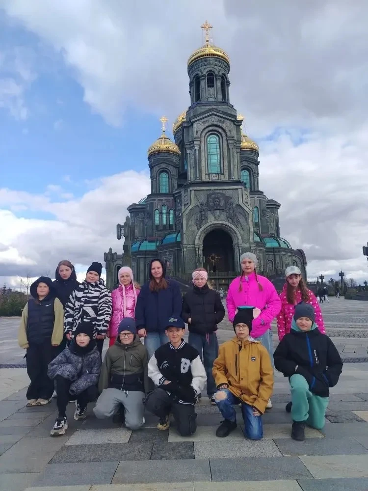 🏛 Ученики 4-х классов отправились в увлекательное путешествие по парку «Патриот», чтобы познакомитьс