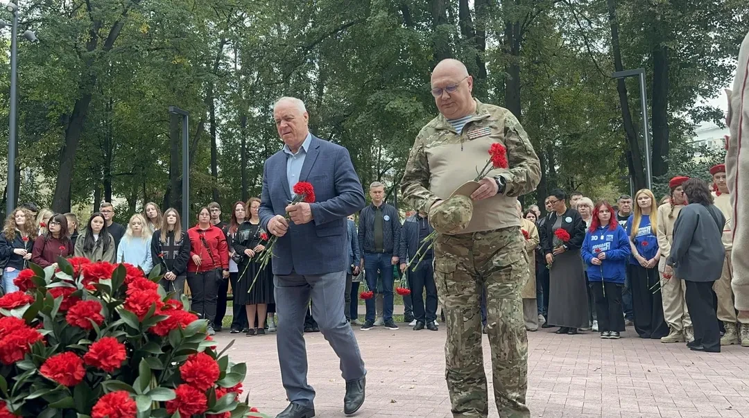 Цветы возложили к памятнику: в Подольске почтили память жертв терроризма