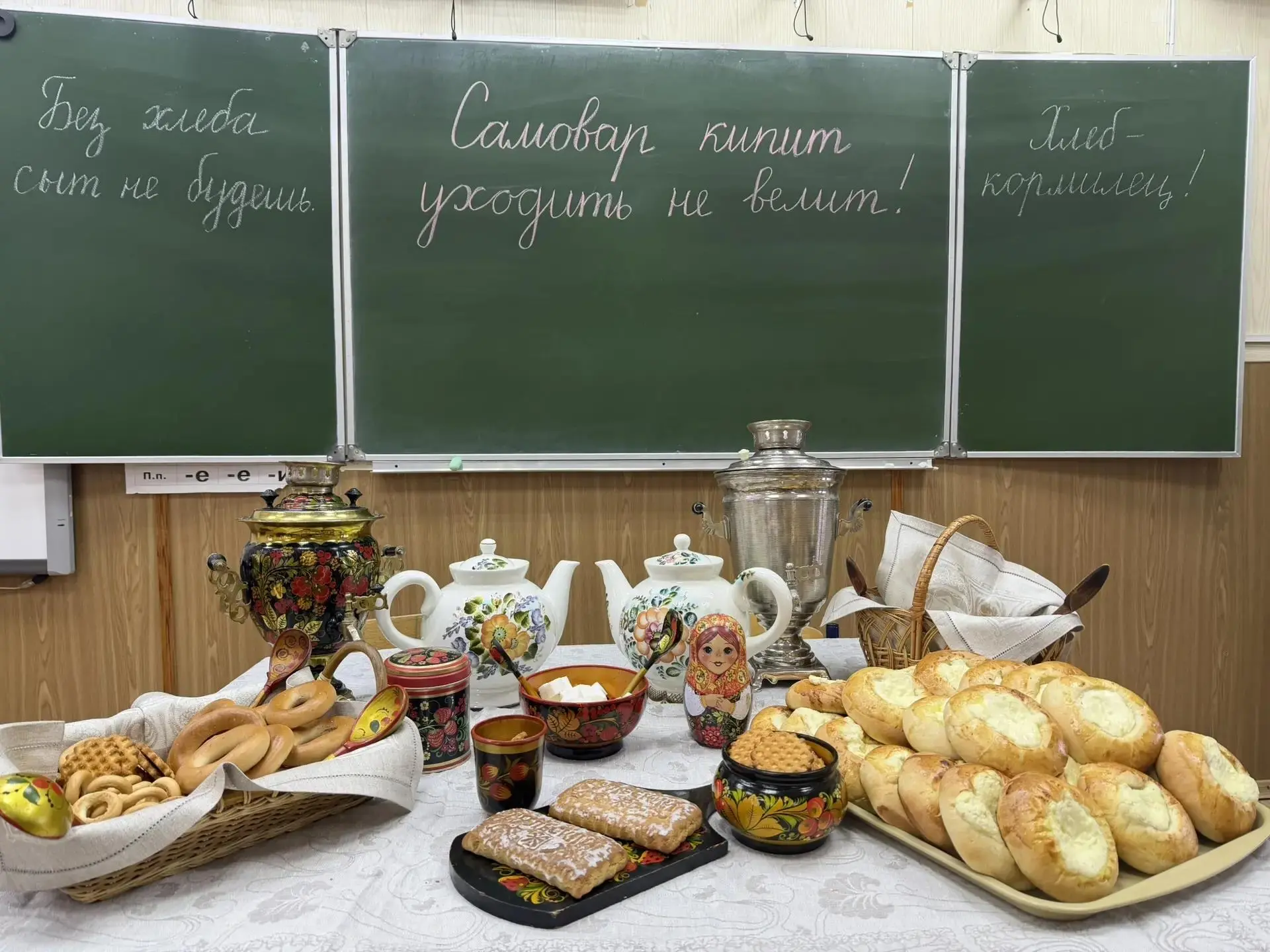 Классные новости  ️🫖 «Самовар кипит-уходить не велит»  На уроке родного языка ученики 2 В класса, уч