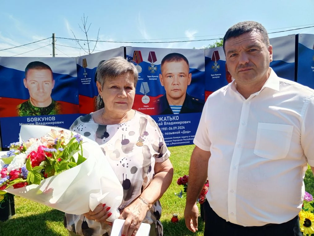 На Аллее Славы, рядом с портретами сыновей, Шкурко Н.Н., Газарян М. С., Жатько А.Н., Бовкуновой Г.И.