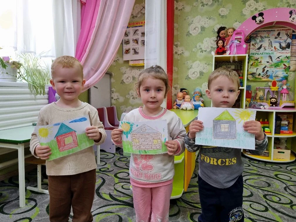 Сегодняшнее занятие было посвящено рисованию "Дома, где ты живёшь". Ребята учились вопл...