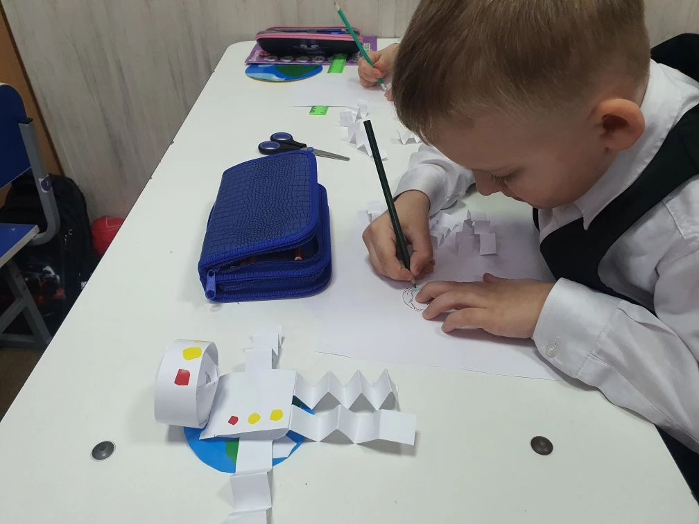 ПУТЬ К ЗВЕЗДАМ НАЧИНАЕТСЯ ЗДЕСЬ!  ✏️В преддверии Дня космонавтики активисты «Движения Первых», совме