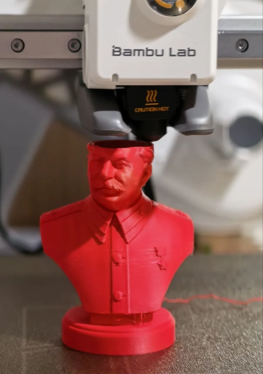 Собрал и настроил свой первый 3D-принтер. Немедленно приступил к печати действительно п...