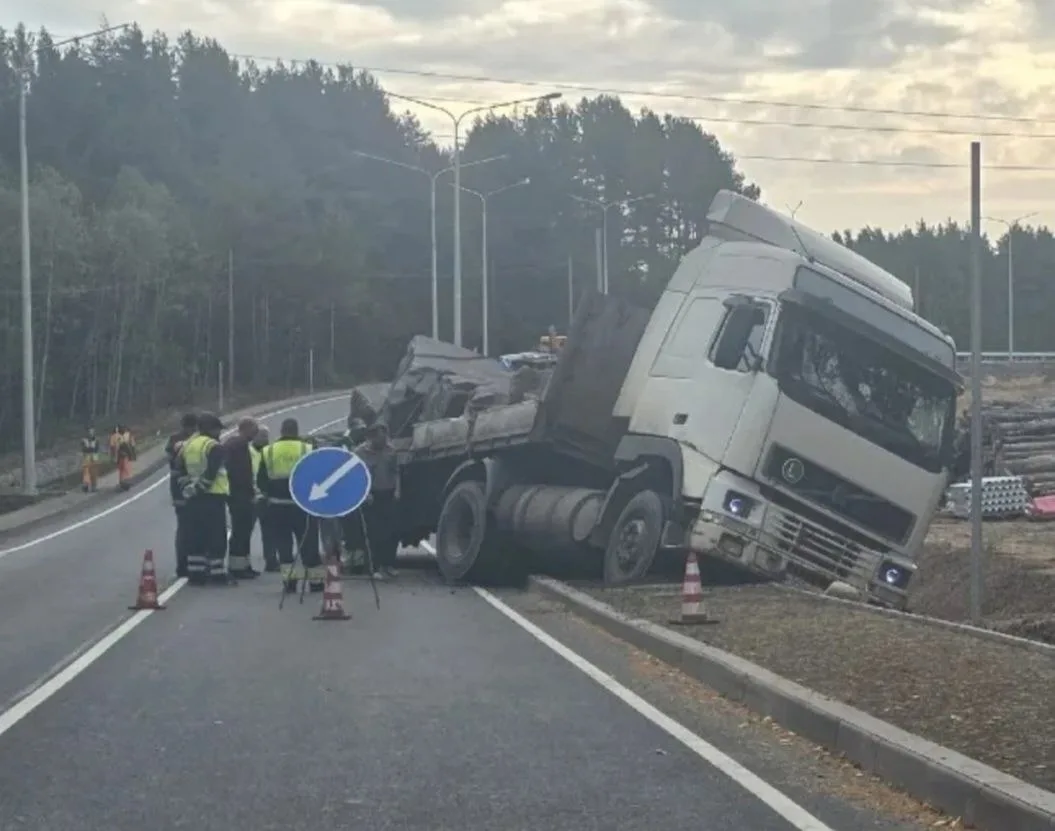 🚛 🪨 Камневоз в Карелии съехал в кювет из-за лихача. В районе деревни Рыбрека в Прионе...
