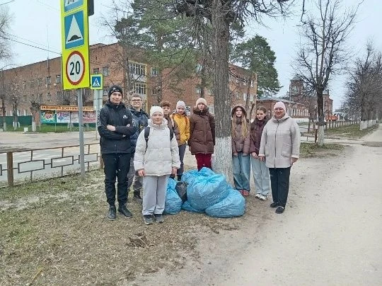 СУББОТНИК ПО УБОРКЕ ПРИШКОЛЬНОЙ ТЕРРИТОРИИ