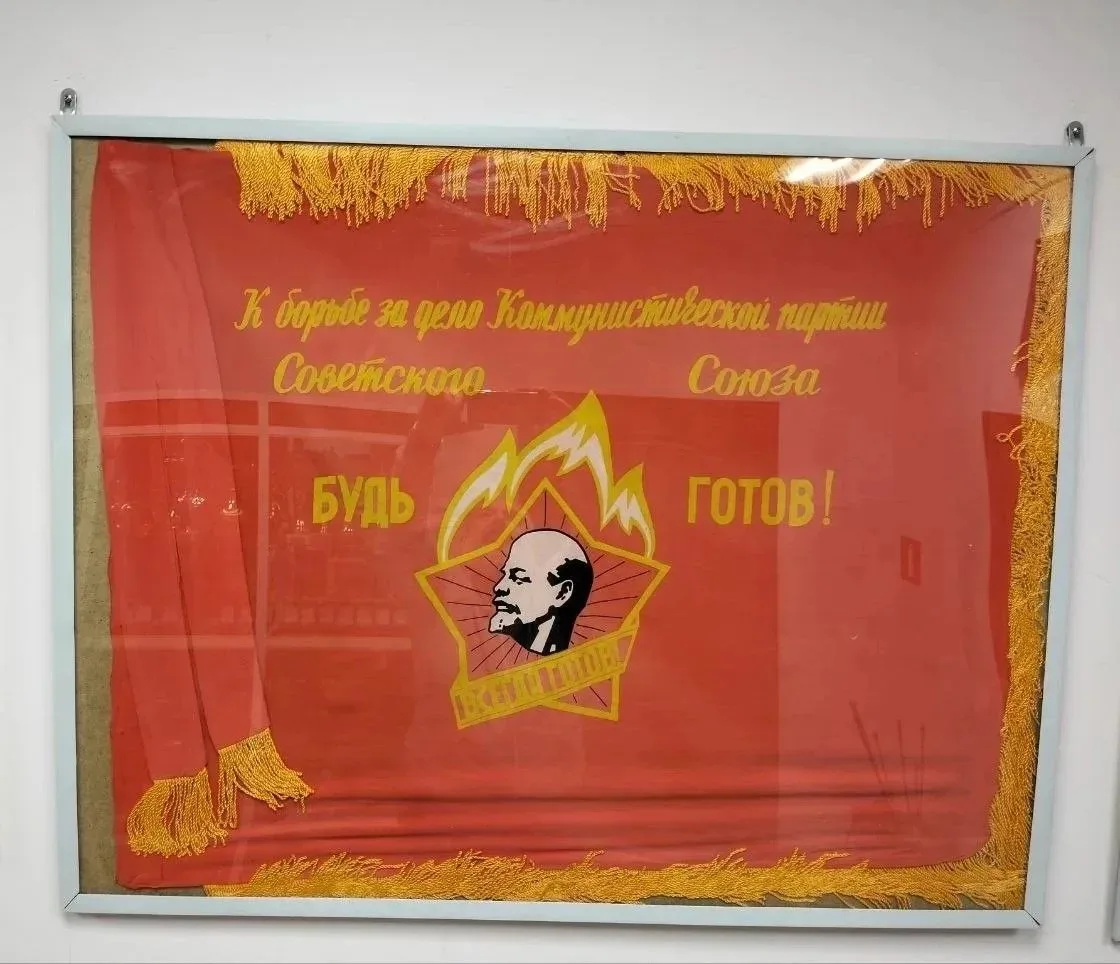 Я поведу тебя в музей  Три знамени — три дороги в историю   🚩 В музее нашей школы представлены сразу