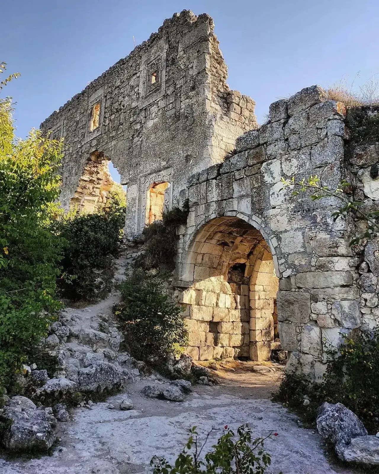 🏰 Древний Мангуп-Кале, 
пещерный город в Крыму

На плоской вершине горы в Юго-Западном Крыму лежат 
